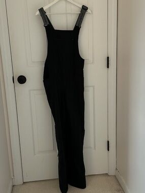 Black Obermeyer bib snow pants. like new condition. Size women 6